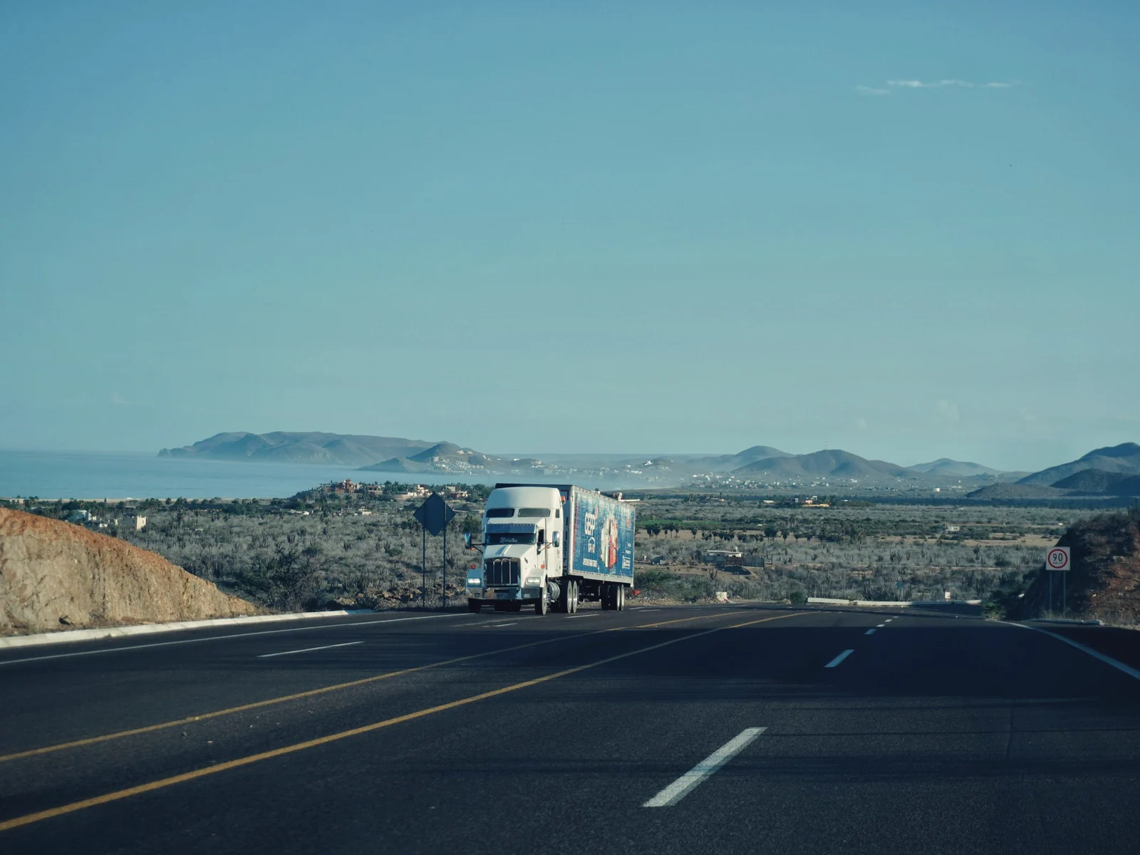 Flota de camiones lista para salir a ruta