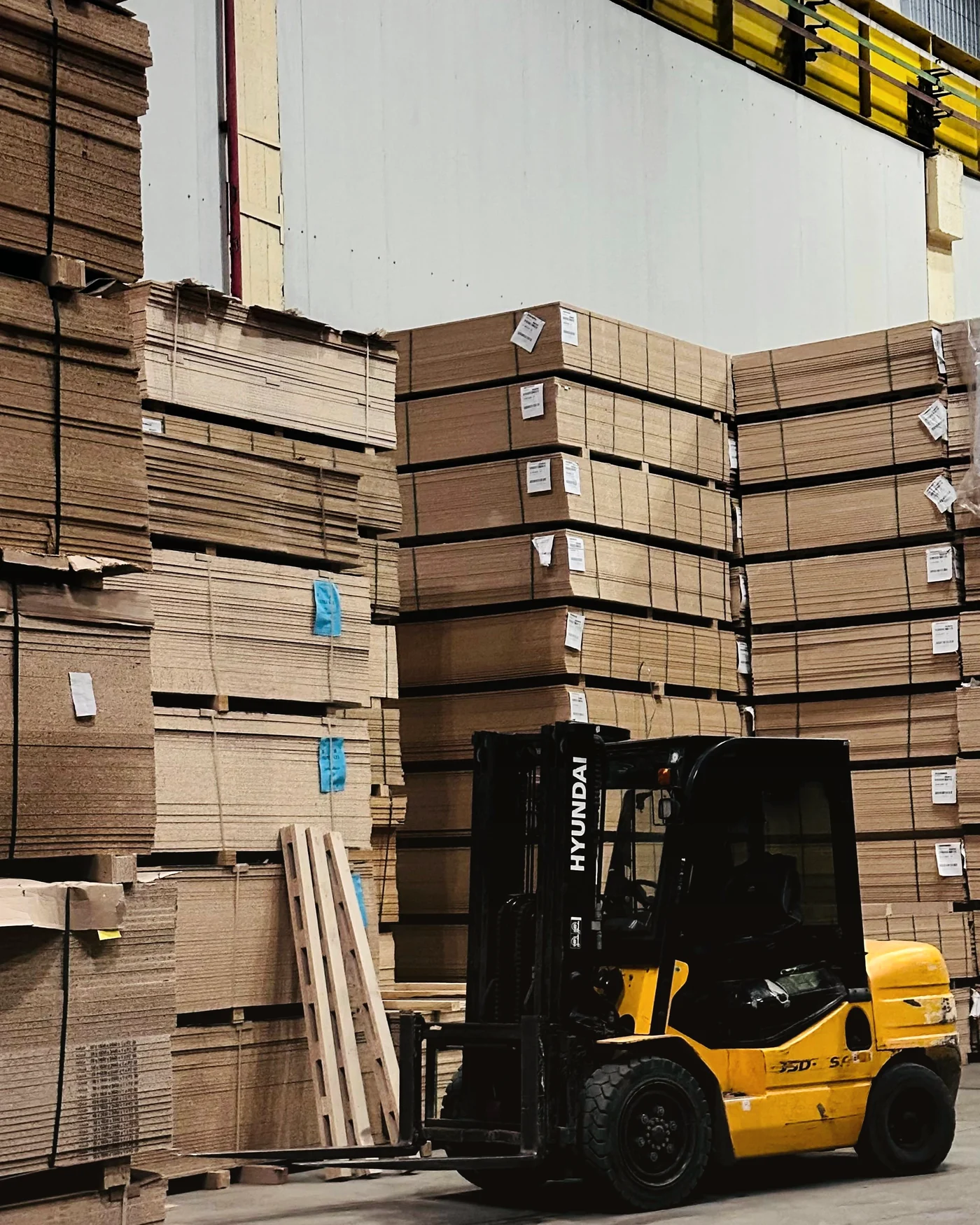 Montacargas moviendo pallets en almacén